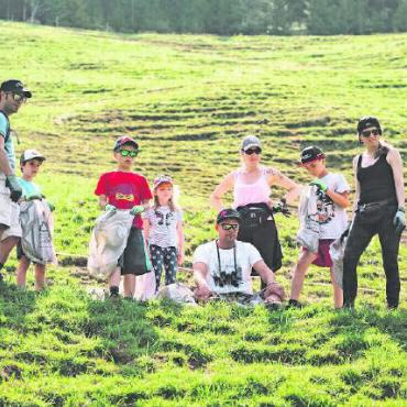 Gemeinsam zu unserer Heimat Sorge tragen - Ob klein oder gross: Alle packen am Summit Foundation Clean Up an. FOTO: GST