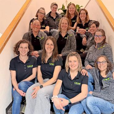 Die Ludothek Saanenland wächst und feiert Jubiläum - Mit vollem Elan ins Jubiläumsjahr – das komplette Team der Ludothek Saanenland.    FOTOS: ZVG