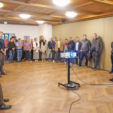 Saaner Gemeinderat: erste Gemeindepräsidentin und drei neue Gesichter - Verwandte und Freunde von Kandidierenden als auch zahlreiche Interessierte wohnten der Präsentation der Resultate bei, die von Markus Iseli vorgestellt wurden.