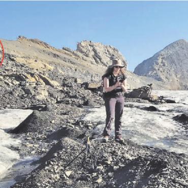 Rückkehr zum Glacier de la Plaine Morte - Im August 2022. Der Felsblock als Referenzpunkt beweist sehr eindrücklich, dass der Gletscher um etwa drei Meter zurückgegangen ist.