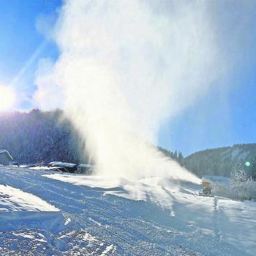 Jetzt wirds grün in Lauenen - Die Schneekanonen könnten bald der Vergangvenheit angehören. FOTO: ZVG