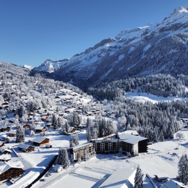 Neuer Name, neues Kapitel: The Glacier Hotel eröffnet in Les Diablerets - Das neue Vier-Sterne-Superior-Haus The Glacier Hotel direkt an der Piste in Les Diablerets. (Foto: zvg)