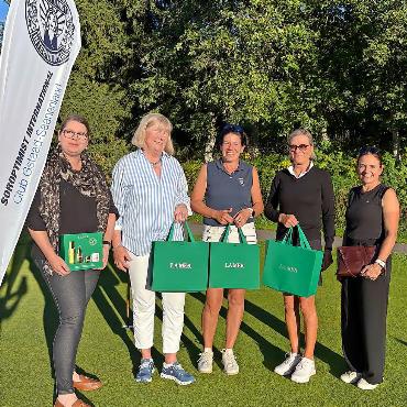 Golf spielen für einen guten Zweck - V.l. Christine Wüthrich, Eva Kunz, Ursula Eberhard, Kate Peppler und Irène Oppliger. FOTO: ZVG