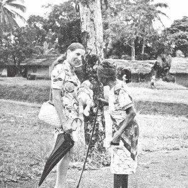 Freiwilligenarbeit macht zufriedener - Marianne Brunner mit ihrer Tochter in Manyemen (Kamerun) im Gespräch mit einer einheimischen Frau auf dem Weg zum «Märit». FOTOS: ZVG