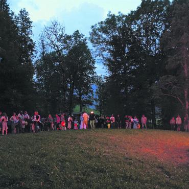 Traditionsreiche Augustfeier Lauenen - Bei einem prächtigen Feuer wird der Nationalfeiertag von Jung und Alt gefeiert. FOTOS: REGULA SCHWIZGEBEL