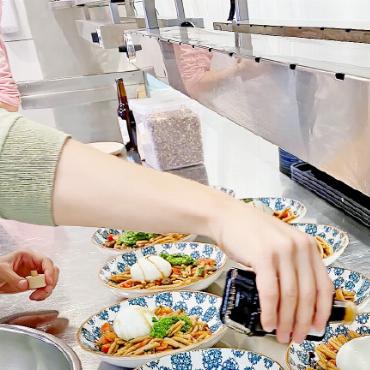Vier Tage stand «Bildung zur nachhaltigen Entwicklung» im Fokus - Pasta aus altem Brot fabriziert.