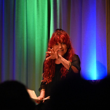 Konzert und Märchen und so viele Flöten - Erzählerin Jolanda Steiner führte die Kinder durch das Märchen und kommunizierte dabei mit ihrem ganzen Körper.  (Foto: Jenny Sterchi)