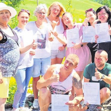 Deutschkurse für Flüchtlinge aus der Ukraine - Marianne Hodel (Dritte von links) mit den sichtlich stolzen Kursteilnehmenden mit ihren Zertifikaten. FOTO: ZVG