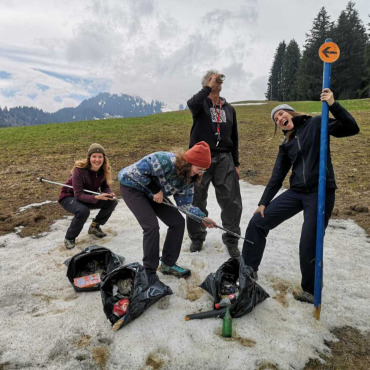 Clean-Up-Day am Rinderberg - Neben dem Umweltschutz kam auch der Spass nicht zu kurz.       (Foto: ZVG)