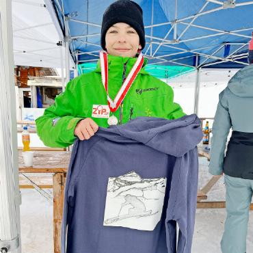 Jugend- und Clubrennen Gsteig-Feutersoey: Wenn die Kleinsten die Grössten sind! - Der diesjährige Preis: ein cooler Hoodie für alle Schüler:innen.