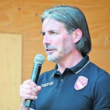 Fussballer des FC Thun zum Anfassen - Präsident Andreas Gerber übernahm das Mikrofon und holte einiges aus den Befragten heraus.