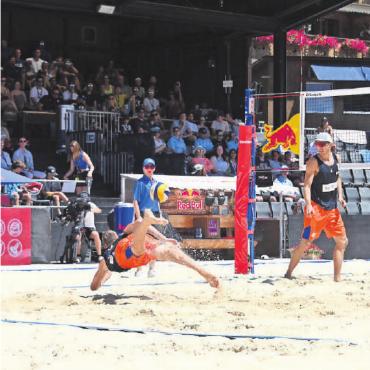 Das Swatch Beach Pro Gstaad - ein Beachvolleyballfest - Der «fliegende» Holländer Varenhorst auf der Jagd nach jedem Ball.