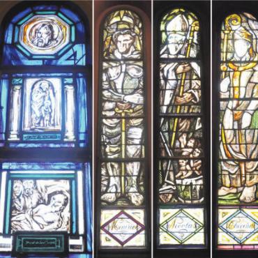Der heilige Josef: der Zimmermann von Nazareth, ein Genfer Abbé und das rätselhafte Schächtelchen - Die zehn Rundbogenfenster von Marcel Poncet an den Seitenschiffen stellen Kirchenheilige dar, darunter v.l. die heiligen Josef, Mauritius, Nikolaus und Theodul (Joder). Damit ist der Bogen zu den anderen historischen Kirchen und Kapellen in unserer Region gespannt, denn sie sind hier durch ihre Namen altbekannt.