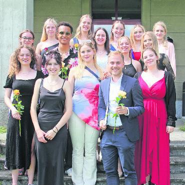 150 Berufsmaturitätszeugnisse vergeben - Die Klasse GBM a, die erfolgreich die Berufsmaturität 23/24 Gesundheit und Soziales in Vollzeit absolviert hat, darunter auch Muriel Brunner aus Gstaad (hinten, Zweite von links) und Inna Feller aus Schönried (Mitte, Zweite von rechts). FOTO: ZVG