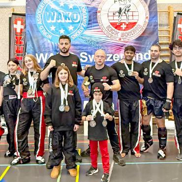 Medaillenregen für Gstaad Kickboxing - Stolz präsentieren die Mitglieder des Gstaad Kickboxing-Vereins die hart umkämpften Medaillen. FOTO: ZVG