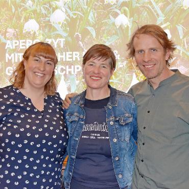 Dorforganisation Saanenmöser: Co-Präsidium mit Daniela Kübli und Bernhard Hauswirth - Die scheidende Präsidentin Solveig Lanz, flankiert von ihren Nachfolgern Daniela Kübli und Bernhard Hauswirth.    FOTOS: ANITA MOSER