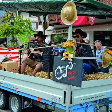 Hut, Stiefel und Weste an: Die Country Night Gstaad feierte 35 Jahre - «Dörrti Fruits», das Lauener Duo, unterhielt ebenfalls. FOTO: ELISA OPPERMANN