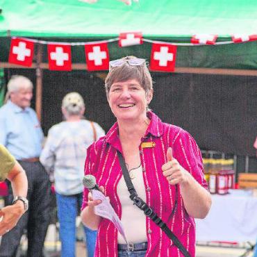 Alles Gute zum Geburtstag, liebe Schweiz! - Solveig Lanz, Präsidentin der Dorforganisation Saanenmöser, vor ihrer Ansprache.