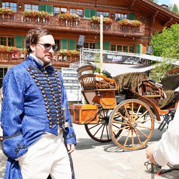 Dreharbeiten in der Kapelle Gstaad - Drehpause: Die Kutsche im Hintergrund gehörte allerdings nicht zum Set.
