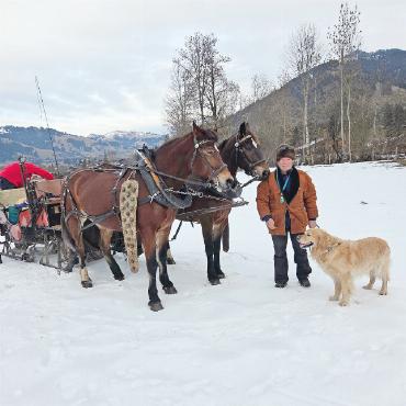 «Raclette Guy»: Inspiration – Transpiration - … derweil Kutscher Walter Reuteler mit seinen Pferden Felina (links) und Ronja sowie Hund Glen mit diskretem Abstand auf die Weiterfahrt wartet.