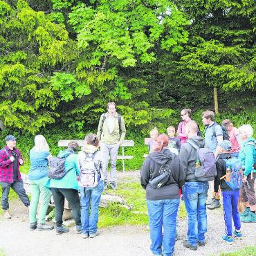 Zauber, zauberhaft, Alpenzauberweg - Matthias In-Albon begrüsst die Wandergruppe.