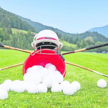 Das Polohemd, wie man es sonst nirgends sieht - Alles, was es braucht, um Polosport im Saanenland zu erleben. FOTO: DER ROTE DRACHE/ KATRIN GRALLA