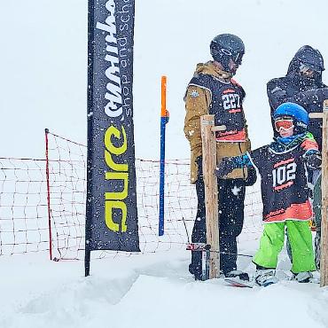 Banks und Neuschnee – das legendäre Snowboardrennen feiert Jubiläum - Dieses Jahr war der jüngste Teilnehmer (rechts) sieben, der älteste (links) 52 Jahre alt.