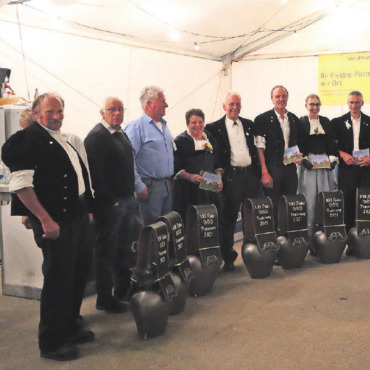 100 Jahre alt und noch so rüstig: der VZV Feutersoey - Dank grosszügigen Sponsoren dürfen sich die aktiven Züchter an einer angeschriebenen «Zügelstreichel» erfreuen. Von links: Arnold von Siebenthal, Walter Jaggi, Ueli Bach, Elsbeth und Walter Hauswirth, Traugott Jaggi, Rahel Walker (stellvertretend für ihre Eltern Marlene und Simon Walker), Jakob Perreten, Toni Oehrli, Urs von Siebenthal, Ueli Haldi, Walter Sumi, Hanruedi Gyger, Roger Kohli, Simon Fuhrer, Jonathan Trachsel, Silvan Sumi. FOTO: ZVG