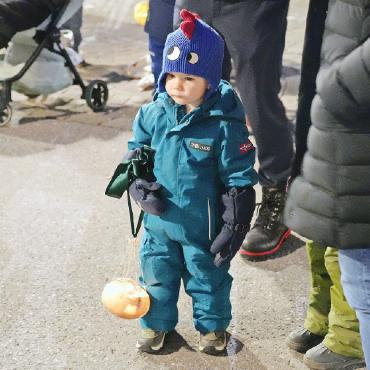 Das «Räbeli» und ich - Auch die Kinder stehen mit ihren «Räbeliechtli» bereit zum Aufbruch. FOTO: JONATHAN SCHOPFER