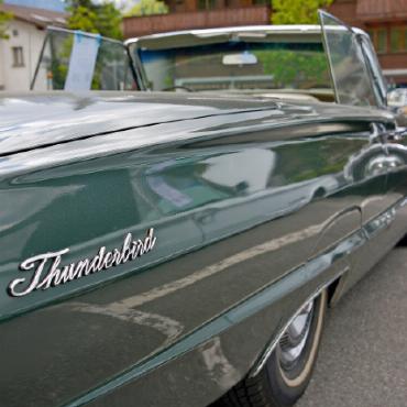 Donnernde Legenden im Saanenland – 50 Jahre Classic Thunderbird Club of Switzerland - Ein Schriftzug, der Automobilgeschichte schrieb: Thunderbird.