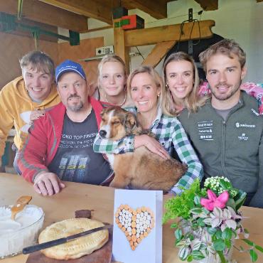 «Langlauf ist meine Passion» - Die Familie Herrmann: von links: Sohn Max, Ehemann Markus, Tochter Mia, Nathalie und ihr «Hundeli», Tochter Zoë und Sohn Luc.        FOTO: ZVG