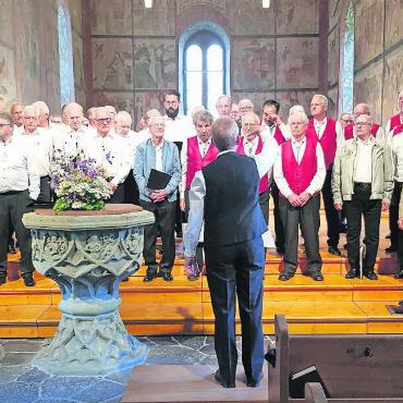 Mit fröhlichem Gesang feierte der Männerchor «Echo vom Olden» seinen 175. Geburtstag - Der Gesamtchor mit der Dirigentin Ada Van der Vlist Walker.