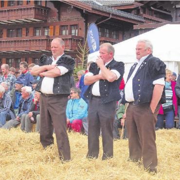 Jubiläum: 130 Jahre Viehzuchtgenossenschaft Saanen - Denkaufgabe für die drei Viehschauexperten (von links): David Mani, Schwenden, Rolf Dummermuth, Fahrni und Peter Salvisberg, Kirchlindach.