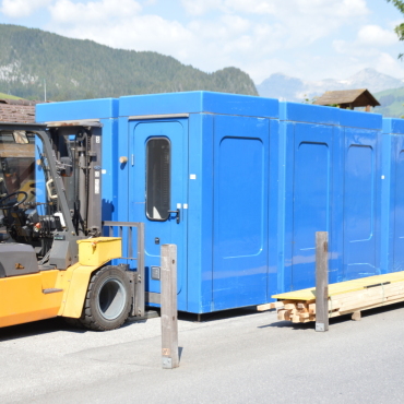 Volle Spieltage und ein Finalsonntag am Swatch Beach Pro Gstaad - Noch stehen die Medienkabinen am Boden, bevor sie nächste Woche in luftige Höhen transportiert und am oberen Rand der Lauenen-Tribüne platziert werden.
