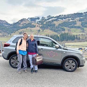 Neues Betriebsauto für das Geburtshaus dank grosszügiger Spende - V.l. Susanne Reber, Co-Betriebsleitung/Hebamme BSc, und Simona Casty, Studierende Hebamme BSc. 
FOTO: ZVG