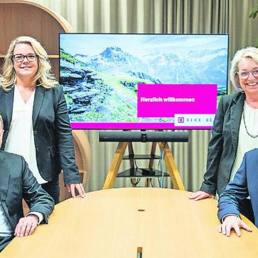 Neues Key-Client-Team für die BEKB Gstaad - Das neue Key-Client-Team in Gstaad: Corinne Saugy, Sibylle Blum (stehend von links), Daniel Reichenbach und Michael Schopfer (sitzend von links). FOTO: ZVG