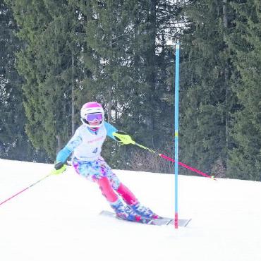 Verspäteter aber erfolgreicher Saisonauftakt in Saanen - Manon Bielmann, Saanen, erreichte beim zweiten Rennen den dritten Rang.