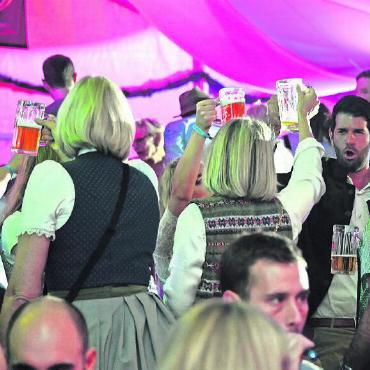 «Bring noch eine Mass!» - Kaum serviert angekommen, wurde mit den mächtigen Krügen angestossen und kurz darauf waren sie leer getrunken. So muss es sein am Oktoberfest.