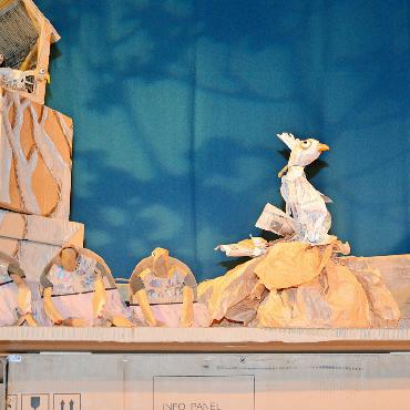 Was für ein Theater: Pappkarton-Puppenspiele - Ein Huhn hergestellt aus Zeitungspapier, Schildkröten aus Pappe und ein Elefant aus einer Computerverpackung, Liz Lempen stellt ihre Puppen selbst nachhaltig her.