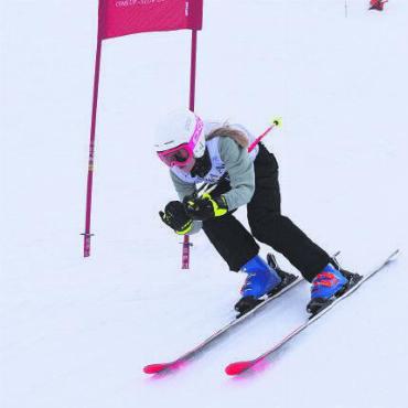 Schneesport in verschiedenen Variationen - Dynamisch im Riesenslalom.