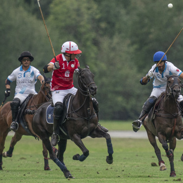 Hublot Polo Gold Cup: Zwei ungeschlagene Teams bestreiten den Final - Ebenfalls im Finale: das Team Clinique La Prairie (weisses Trikot)    (Foto: R&B Hublot Polo Gold Cup)