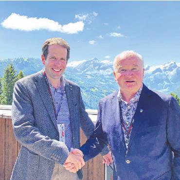 Awardverleihung auf dem Eggli - Werbewirksamer hätte man das Eggli nicht inszenieren können. Das bestätigte auch Klaus Hönigsberger, Präsident Skiareatest, und dankte Matthias In-Albon für die Ausrichtung der Preisverleihung. FOTOS: JENNY STERCHI