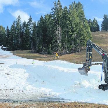 Mit Schaufeln, Baggern und viel Muskelkraft - Neben der Piste voller Tatendrang, damit es auf der Piste rund läuft. FOTOS: ZVG