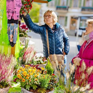 «Öppis gvattere, öppis ässe u trinke, e bitz zäme dorfe» - Schön dekorierte Stände animierten zum Kauf.
