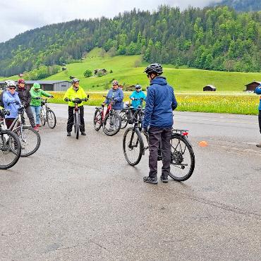 Seniorenrat 2024: ein Jahr voller Engagement und Begegnungen - Der zweite E-Bike-Day vermittelte wertvolle Fahrtechniken und Sicherheitstipps FOTOS: ZVG