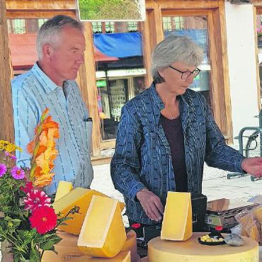 «Input Gras – output Milch!» - Ruedi und Ursula Trachsel. FOTOS: EUGEN DORNBIERER-HAUSWIRTH
