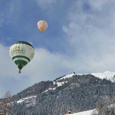 Heissluftballons gegen den Wind