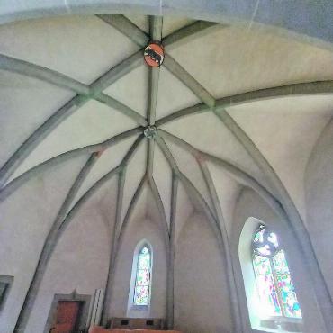 500 Jahre Kirche Lauenen: Sankt Petrus, Peter Tüller und der Petersdom - Typisch für die Spätgotik ist das komplex gemauerte Netzgewölbe im Chor, welches in den Kirchen unserer Region eine Ausnahme ist. Zu dessen Bau war man vermutlich auf Walliser Steinmetze angewiesen. FOTOS: MARTIN GURTNER-DUPERREX
