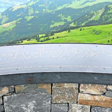 Aus der Perspektive des Adlers - Der Metallring, der die Infotafel hält und umschliesst, wurde in der Wagnerei in Lauenen produziert. FOTOS: JENNY STERCHI