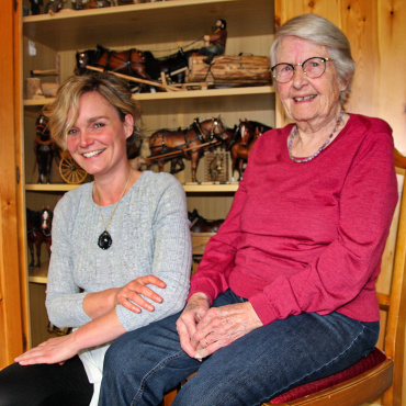 Generationenübergreifende Kunst:  Vom Opa inspiriert und gefördert - Denise Schwizgebel mit ihrer Oma Margrit Schwizgebel. (Foto: zVg)
